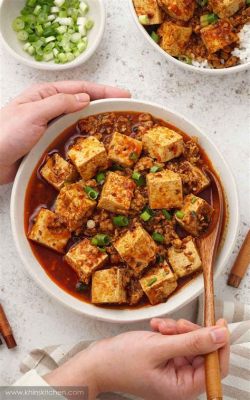  Mapo Tofu: Een pittige Sichuanse maaltijd met zijdezachte tofu en een smeuïge saus!