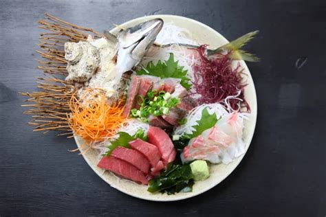  Gedempte Drie-Soorten Maoming Sashimi:  Een Sensatie van Umami die Versmelt met de Zachtheid van Zeewier!