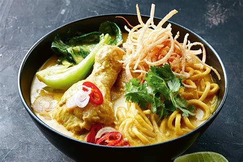  Khao Soi! Een romige currynoedelsoep met een sappig vleesaanhangsel en de knapperigheid van gebakken noedels