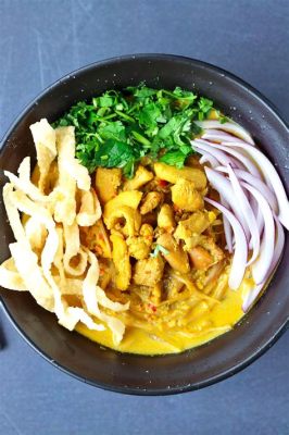 Khao Soi Gai: Een romige kokoscurry met noedels en een krokante crunch die je smaakpapillen zal verrassen!