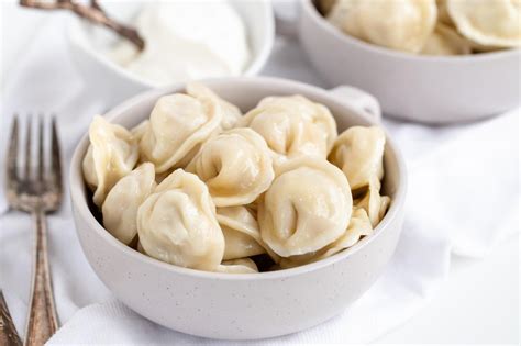  Pelmeni! Een Russische Dumpling Fiesta met een Vulling van Zacht Gehaktd en Spek!