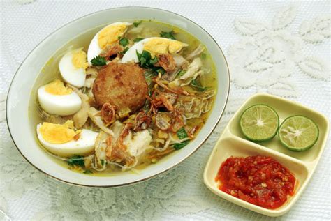  Soto Banjar! Een rijke Indonesische bouillon met een zacht kruidenaroma en pikante sambal